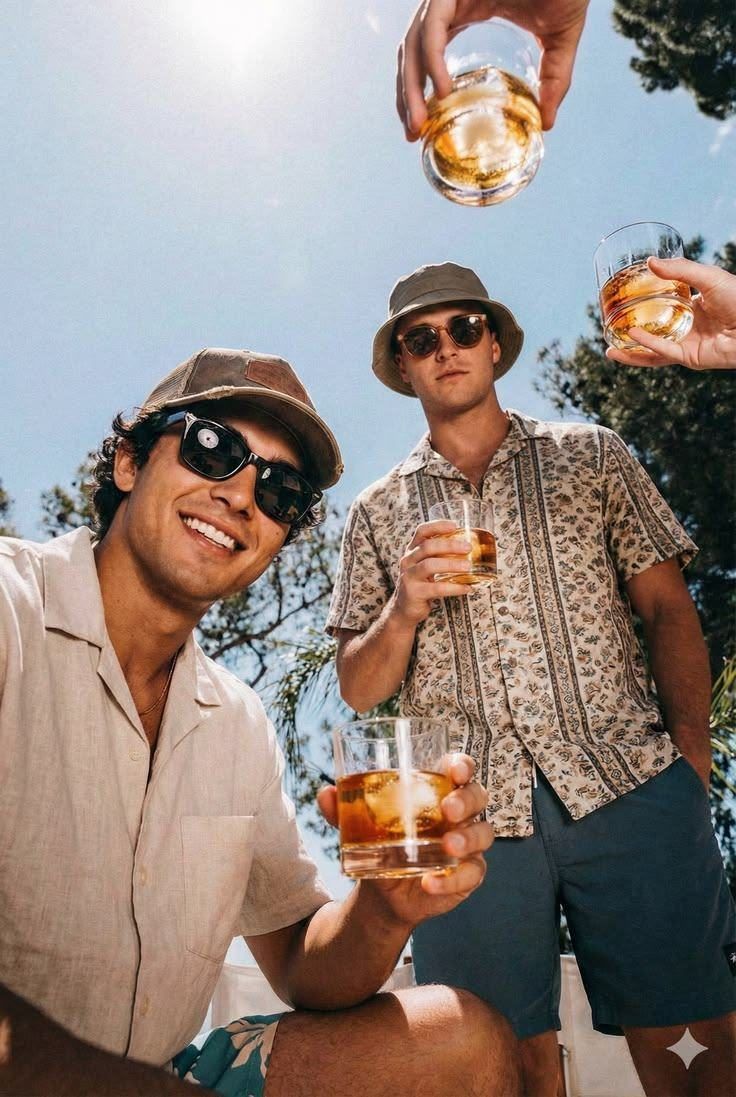 Amigos brindando ao ar livre