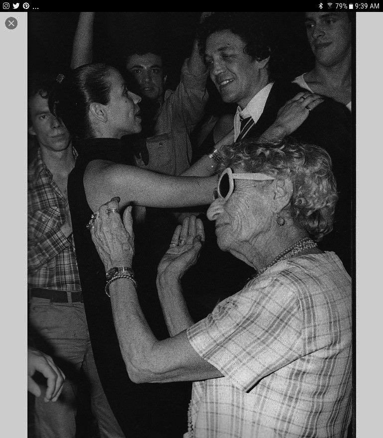 Casal dançando numa festa